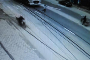 Thản nhiên vác bó sắt qua đường, nam thanh niên chặn đầu xe tải "nói chuyện"