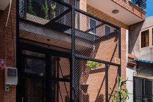 Nhà siêu nhỏ ấn tượng với gạch trần