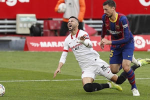 Messi tỏa sáng, Barcelona đánh bại Sevilla và soán ngôi Real Madrid