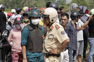 Đến tận nhà Tuấn Khỉ livestream: Cái gì thế nhỉ?