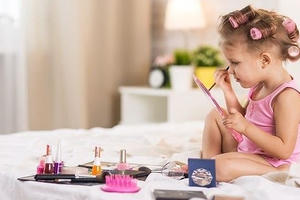 Hiểm họa từ mỹ phẩm khiến 4.300 trẻ em Mỹ nhập viện mỗi năm