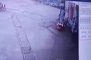 Hoảng hồn với Clip người đàn ông bỗng dưng 'bốc cháy' khi đang đứng đổ xăng