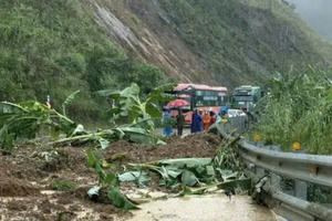 Quảng Ngãi: Mưa lớn nhiều giờ, sạt lở trên đèo Lò Xo diễn biến phức tạp