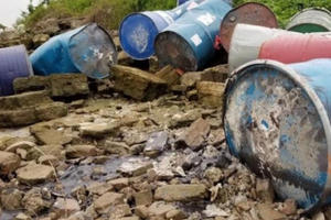 Vụ đổ dầu thải xuống sông Hồng: Có thể bị phạt tù từ 1 đến 7 năm tù