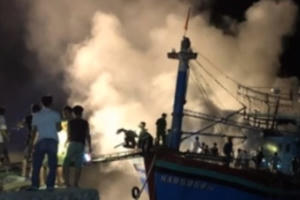 Tin nhanh ngày 06/8/2018: Cháy tàu cá trong đêm ở Nghệ An