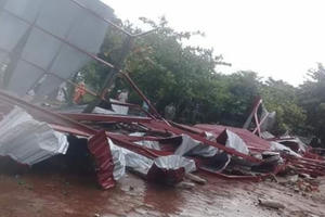 Lốc xoáy thổi bay mái trường tiểu học trong đêm