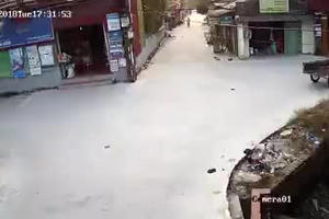 Clip: Đầu trần kẹp 3, nhóm thiếu niên gây tai nạn cho một phụ nữ