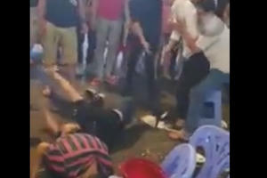 CLIP: Ba thanh niên sùi bọt mép, người giãy như điện giật