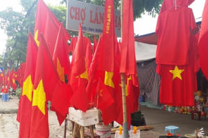 Sắc đỏ tràn ngập phố phường Thủ đô trước giờ G, Olympic Việt Nam gặp UAE