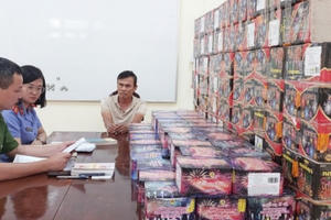 Nghệ An: Bắt đối tượng vận chuyển hơn 200 kg pháo nổ cùng ma túy