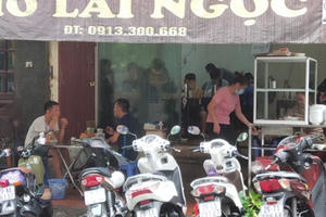 Nhà hàng, cà phê, quán vỉa hè ở Hà Nội giãn cách ra sao?