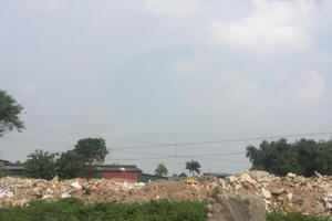 Chính quyền có bị “bịt mắt” khi hàng tấn rác thải chất thành núi tại xã Tân Triều?