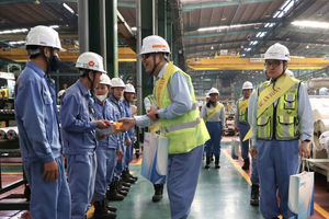 Công nhân được công ty thưởng vì đạt mục tiêu 2.000 ngày không xảy ra tai nạn