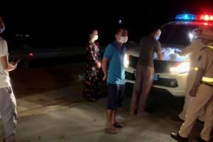 Dùng xe cứu thương chở khách “chui” ra khỏi TP Vinh Dùng xe cứu thương chở khách “chui” ra khỏi TP Vinh