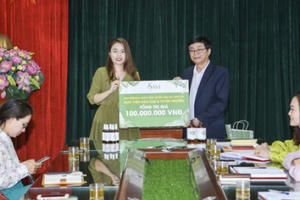 Doanh nghiệp trao tặng hàng ngàn lít dung dịch rửa tay khô trong "cuộc chiến" phòng chống dịch