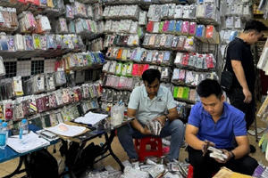 Tạm giữ gần 28.000 sản phẩm vi phạm tại các cửa hàng điện thoại