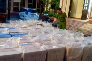 Triệt phá đường dây buôn bán hàng chục nghìn bao thuốc Thăng Long giả qua mạng