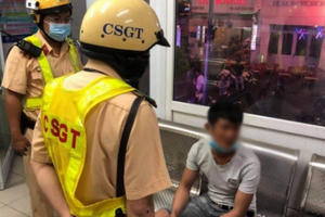 Phát hiện hai thanh niên tàng trữ kim tiêm, bình nước lỏng nghi ma túy trong cốp xe