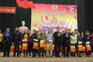 Bộ trưởng Lê Thành Long trao quà Tết cho công nhân, viên chức tại Hà Tĩnh