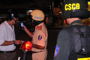 Tạm giữ "ma men" chửi bới, tấn công CSGT khi không được "bỏ qua"