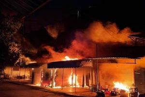 Hải Phòng: Chợ Núi Đèo bốc cháy trong đêm, hàng trăm tiểu thương điêu đứng