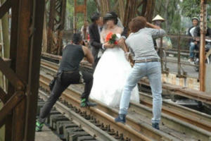 Ảnh cưới “lệch chuẩn” - góc nhìn đạo đức, pháp luật