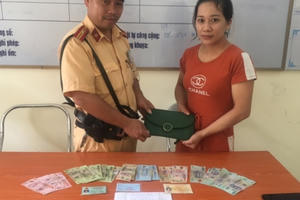 Hốt hoảng đi tìm chiếc ví bị rơi, người phụ nữ may mắn được CSGT nhặt được và trao trả
