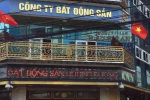 Bí ẩn dây vải trắng đỏ được phát hiện khi khám nhà Đường 'nhuệ'