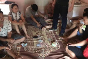 Bắt quả tang 8 đối tượng đánh bạc bằng hình thức chơi liêng