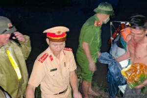 Hà Tĩnh: Kịp thời ứng cứu 9 công nhân thi công cao tốc Bắc - Nam bị nước lũ cô lập