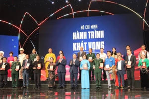 Tôn vinh những điển hình tiêu biểu toàn quốc trong học tập và làm theo tư tưởng, đạo đức, phong cách Hồ Chí Minh Tôn vinh những điển hình tiêu biểu toàn quốc trong học tập và làm theo tư tưởng, đạo đức, phong cách Hồ Chí Minh