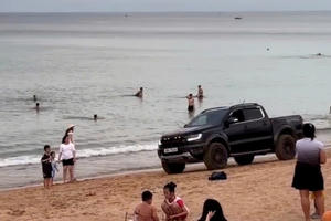 Phú Yên: Khởi tố lái xe bán tải chạy ngông nghênh, bấm còi inh ỏi trên bãi biển ở Tuy Hòa