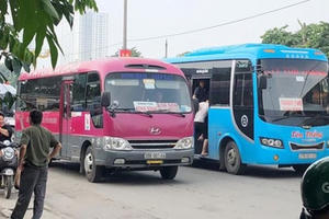 Công an đứng nhìn xe khách vi phạm