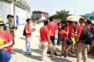 Clip: Cổ động viên Việt Nam đến sân "tiếp lửa" ở trận đấu với Nhật Bản