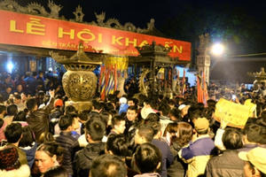 Dòng người xô đẩy, vượt rào vào cướp lộc tại lễ khai ấn Đền Trần