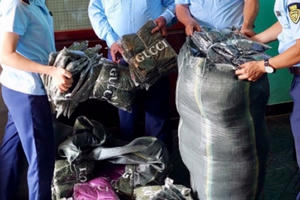 Thừa Thiên Huế: Tạm giữ gần 1.300 sản phẩm có dấu hiệu giả mạo nhãn hiệu Gucci, Chanel…