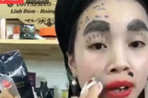 Bất chấp danh dự bản thân, livestream bán hàng phản cảm