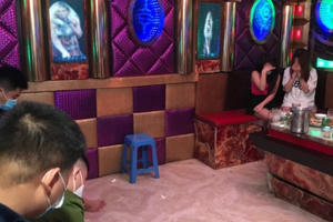 Nghệ An: Bất chấp lệnh cấm, quán karaoke Bích Tiến vẫn mở cửa đón khách