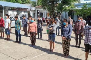 Bắt quả tang 32 con bạc tụ tập đá gà ăn tiền