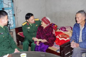 Sư đoàn 968 thăm, tặng quà Tết gia đình chính sách và người nghèo