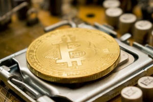 Bitcoin lao dốc cùng vàng