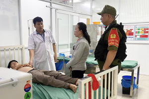 Công an kịp thời đưa một học sinh ngất xỉu đi cấp cứu