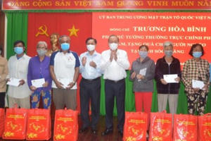 Phó Thủ tướng Thường trực thăm, tặng quà Tết người dân nghèo tỉnh Sóc Trăng