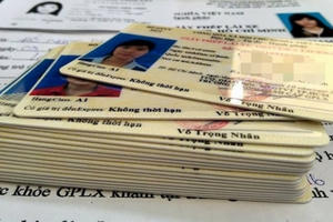 Có những người cụt cả hai tay nhưng vẫn được cấp bằng lái xe? Có những người cụt cả hai tay nhưng vẫn được cấp bằng lái xe?