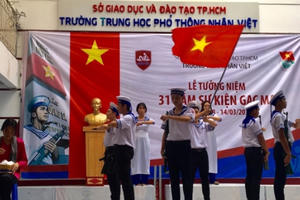 Học sinh TP HCM tưởng niệm chiến sĩ Gạc Ma