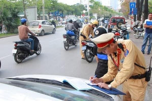 Thu hồi phù hiệu gần 470 nghìn phương tiện vi phạm tốc độ trong 9 tháng đầu năm Thu hồi phù hiệu gần 470 nghìn phương tiện vi phạm tốc độ trong 9 tháng đầu năm