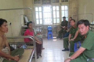 Hai công an viên bị chém trọng thương khi đưa đối tượng gây rối về nhà văn hóa