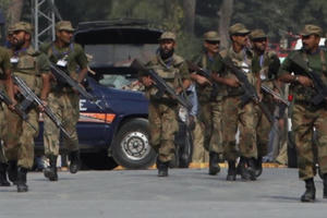 Quân đội Pakistan đánh sập cả tòa nhà để tiêu diệt khủng bố