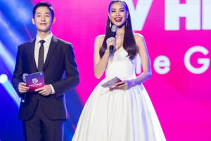 Hoa hậu Phạm Hương tay trong tay cùng sao nam Jung Hae In