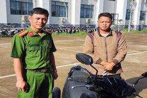 Công an xã Phú Tân trao trả tài sản bị mất trộm cho người dân